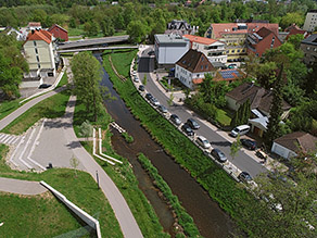 Luftaufnahme der Brend mit Atrium, Radweg und Zugang zum Gewässer. Luftaufnahme der Brend mit Atrium, Radweg und Zugang zum Gewässer.