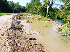 Entlang des Mühlbachs entsteht ein neuer Weg. Totholz und Felsen wurden in den Bach eingebracht. Das Wasser ist braun und trüb. Entlang des Mühlbachs entsteht ein neuer Weg. Totholz und Felsen wurden in den Bach eingebracht. Das Wasser ist braun und trüb.