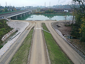 Luftaufnahme der Saalach im Bereich des Hochwasserschutz Freilassing: Blick auf das Ende des neuen Hochwasserschutzdeichs der parallel zur Eisenbahnlinie verläuft und senkrecht auf den Fluss zuläuft. Auf der gegenüberliegenden Flussseite befindet sich Salzburg. Links vom Deich liegt der Entwässerungsgraben der Bahn. Treppen führen rechts und links vom Deich zu einem Sielbauwerk. Luftaufnahme der Saalach im Bereich des Hochwasserschutz Freilassing: Blick auf das Ende des neuen Hochwasserschutzdeichs der parallel zur Eisenbahnlinie verläuft und senkrecht auf den Fluss zuläuft. Auf der gegenüberliegenden Flussseite befindet sich Salzburg. Links vom Deich liegt der Entwässerungsgraben der Bahn. Treppen führen rechts und links vom Deich zu einem Sielbauwerk.