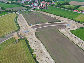 Luftaufnahme während der Baumaßnahme: Die neuen Gewässerläufe mit geschwungener Linienführung werden neben den ursprünglichen, geradlinig verlaufenden Gewässerläufen angelegt. Zwei neue Drosselbauwerke sind bereits fertiggestellt. Luftaufnahme während der Baumaßnahme: Die neuen Gewässerläufe mit geschwungener Linienführung werden neben den ursprünglichen, geradlinig verlaufenden Gewässerläufen angelegt. Zwei neue Drosselbauwerke sind bereits fertiggestellt.