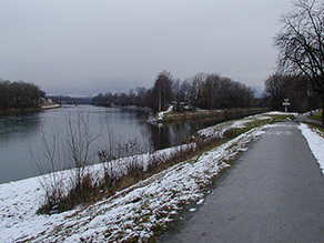 Blick von einem Hochwasserschutzdeich mit Geh- und Radweg auf das Innspitz mit dem Zusammenfluss von Mangfall und Inn. Die Ufer und Deichböschungen sind teilweise mit Schnee bedeckt. Blick von einem Hochwasserschutzdeich mit Geh- und Radweg auf das Innspitz mit dem Zusammenfluss von Mangfall und Inn. Die Ufer und Deichböschungen sind teilweise mit Schnee bedeckt.