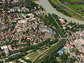 Luftaufnahme der Stadt Rosenheim mit dem Mangfallpark Süd zwischen Mangfall und Hammerbach im Vordergrund und dem Zusammenfluss der Mangfall mit dem Inn im Hintergrund. Luftaufnahme der Stadt Rosenheim mit dem Mangfallpark Süd zwischen Mangfall und Hammerbach im Vordergrund und dem Zusammenfluss der Mangfall mit dem Inn im Hintergrund.