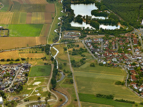 Luftaufnahme der renaturierten Kahl flussabwärts, die sich mit mehreren Windungen durch die Landschaft schlängelt. Daneben das Siedlungsgebiet Alzenaus mit dem Landesgartenschaugelände. Im Hintergrund mehrere Seen. Luftaufnahme der renaturierten Kahl flussabwärts, die sich mit mehreren Windungen durch die Landschaft schlängelt. Daneben das Siedlungsgebiet Alzenaus mit dem Landesgartenschaugelände. Im Hintergrund mehrere Seen.