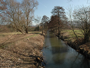 Fluss mit monoton geradlinigem Verlauf ohne Struktur. Fluss mit monoton geradlinigem Verlauf ohne Struktur.