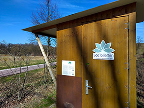 Eine kleine Hütte mit einem Schild Eine kleine Hütte mit einem Schild