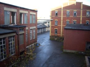 Ein Industriegelände mit mehreren Backsteingebäuden (ehem. Summa Fabrik). Ein Industriegelände mit mehreren Backsteingebäuden (ehem. Summa Fabrik).