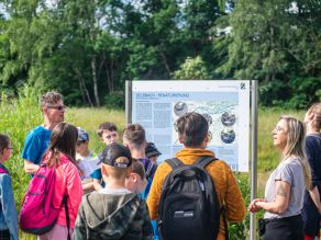 Ein Betreuer erklärt mehreren Kindern etwas an einer Infotafel bei einem Erlebnistag an der renaturierten Selb im Rahmen der Bayerisch-Tschechische Freundschaftswochen im Juni 2023. Ein Betreuer erklärt mehreren Kindern etwas an einer Infotafel bei einem Erlebnistag an der renaturierten Selb im Rahmen der Bayerisch-Tschechische Freundschaftswochen im Juni 2023.