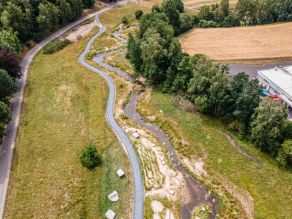 Luftaufnahme der renaturierten Selb in Selb: Neben der geschwungenen Selb verläuft ein Geh- und Radweg. Luftaufnahme der renaturierten Selb in Selb: Neben der geschwungenen Selb verläuft ein Geh- und Radweg.