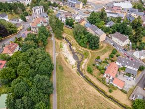 Luftaufnahme der renaturierten Selb in Selb: Ein Wassererlebnisbereich mit Kneippanlage an der Selb. Luftaufnahme der renaturierten Selb in Selb: Ein Wassererlebnisbereich mit Kneippanlage an der Selb.