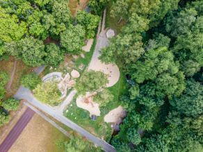 Luftaufnahme eines Spielplatzes neben der renaturierten Selb in Selb: An einem Kiesstrand besteht Zugang zum Bach. Luftaufnahme eines Spielplatzes neben der renaturierten Selb in Selb: An einem Kiesstrand besteht Zugang zum Bach.