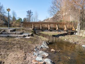 Die renaturierte Selb in Selb mit Treppenstufen als Zugang zum Bach. Eine Fußgängerbrücke führt über das Gewässer. Die renaturierte Selb in Selb mit Treppenstufen als Zugang zum Bach. Eine Fußgängerbrücke führt über das Gewässer.