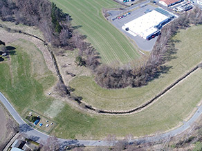 Luftaufnahme der Selb vor der Renaturierung: Der Bach verläuft monoton und mit wenig typischen Gewässerstrukturen durch die Talaue Luftaufnahme der Selb vor der Renaturierung: Der Bach verläuft monoton und mit wenig typischen Gewässerstrukturen durch die Talaue