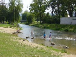 Spielende Kinder in der Sulz auf Höhe des Kindergartens mit abgeflachten Ufern und Flachwasserzone. Spielende Kinder in der Sulz auf Höhe des Kindergartens mit abgeflachten Ufern und Flachwasserzone.