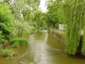 Die Sulz auf Höhe des Kindergartens vor Maßnahmenbeginn: Ufermauern bilden ein Kastenprofil und trennen einen Fluss von angrenzenden Grünflächen. Die Sulz auf Höhe des Kindergartens vor Maßnahmenbeginn: Ufermauern bilden ein Kastenprofil und trennen einen Fluss von angrenzenden Grünflächen.