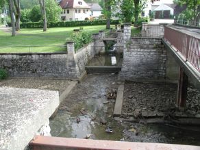 Der Webbach (Seitengewässer der Sulz) vor Maßnahmenbeginn: Ein Gewässer ist durch Ufermauern eingezwängt. Der Webbach (Seitengewässer der Sulz) vor Maßnahmenbeginn: Ein Gewässer ist durch Ufermauern eingezwängt.