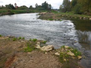 An einer neuen Flussschleife kommt es im Bereich einer Engstelle zu einer Änderung im Strömungsverhalten und das Wasser fließt etwas turbulent weiter. Die Ufer sind abgeflacht und nur spärlich bewachsen. An einer neuen Flussschleife kommt es im Bereich einer Engstelle zu einer Änderung im Strömungsverhalten und das Wasser fließt etwas turbulent weiter. Die Ufer sind abgeflacht und nur spärlich bewachsen.