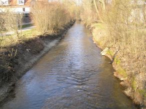 Ein strukturarmer Bach verläuft monoton und vollkommen begradigt. Die Ufer sind steil abfallend und mit Gehölzen bewachsen. Links und rechts des Gewässers verlaufen Geh- und Radwege. Ein strukturarmer Bach verläuft monoton und vollkommen begradigt. Die Ufer sind steil abfallend und mit Gehölzen bewachsen. Links und rechts des Gewässers verlaufen Geh- und Radwege.