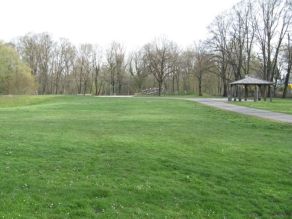 Blick auf die Grünanlage nahe der Würm vor Herstellung des neuen Seitenarms. Blick auf die Grünanlage nahe der Würm vor Herstellung des neuen Seitenarms.