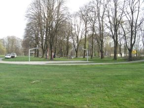 Die Grünanlage vor Umbau mit Blick auf das Basketballfeld. Die Grünanlage vor Umbau mit Blick auf das Basketballfeld.