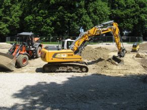 Ein Radlader und ein Bagger modellieren das Bachbett im neuen Seitenarm der Würm. Ein Radlader und ein Bagger modellieren das Bachbett im neuen Seitenarm der Würm.