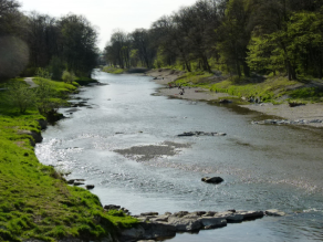 Durch eine Deichrückverlegung sind die flachen Kiesufer eines Flusses für die Bevölkerung zugänglich. Durch eine Deichrückverlegung sind die flachen Kiesufer eines Flusses für die Bevölkerung zugänglich.