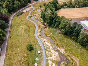 Luftaufnahme der renaturierten Selb in Selb: Neben der geschwungenen Selb verläuft ein Geh- und Radweg. Luftaufnahme der renaturierten Selb in Selb: Neben der geschwungenen Selb verläuft ein Geh- und Radweg.