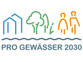 Logo von PRO Gewässer 2030 mit den drei Icons für Hochwasserschutz (Gebäude), Ökologie (Bäume) und Sozialfunktion (Personen) über einer Welle