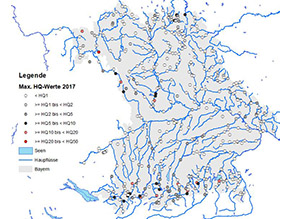 Karte mit Ausschnitt Bayern zeigt, wo im Jahr 2017 größere Hochwässer auftraten. Dafür sind die an den Pegel-Standorten die Kennzeichnungs-Punkte je nach Jährlichkeit farbig markiert