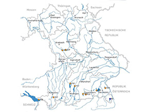 Darstellung der Karte von Bayern mit den elf Wassertemperaturmessstellen an Seen. Zu jedem Pegel-Symbol wird der Jahresmittelwert 2017 der Wassertemperatur angezeigt. Pegel mit einem Jahresmittelwert kleiner 10°C sind blau markiert, Jahresmittelwerte gleich oder größer 10°C sind orange markiert.