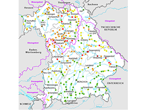 Bayernkarte mit Flussgebieten und erreichte Meldestufen 1-4 in den genannten Flussgebieten