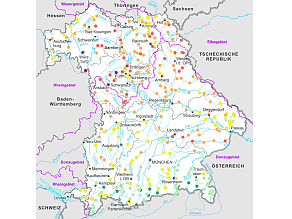 Bayernkarte mit farblicher Kennung der mittleren Abflüsse an verschiedenen Pegeln.