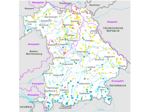 Bayernkarte mit farblicher Kennung der langjährigen mittleren Niedrigwasserabflüsse an verschiedenen Pegeln.