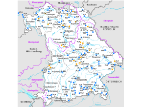 Bayernkarte mit Fließgewässern und Temperaturangaben in blau für keine neuen Höchstwerte und in rot für einen neuen Höchstwert.