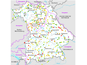 Karte der Pegel in Bayern, bei der die im Jahr 2019 maximal erreichte Meldestufe in unterschiedlichen Farbmarkierungen deutlich gemacht wird. Man sieht, dass in fast ganz Bayern Überschwemmungen der Meldestufe 1-3 vorkamen. Die Meldestufe 4 wird nur einmal erreicht.