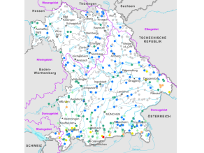 Karte der Pegel in Bayern, mit der im Jahr 2019 maximal erreichten Jährlichkeits-Klasse in unterschiedlichen Farbmarkierungen. Man sieht, dass Hochwasser-Abflüsse höherer Jährlichkeit vor allem im Süden und Südwesten sowie ganz im Osten vorkommen. Nur an wenigen Pegeln ist ein 20-50-jährlicher Abfluss eingetragen, ein über 100-jährlicher Abfluss-Wert kommt nur an einem Pegel vor.