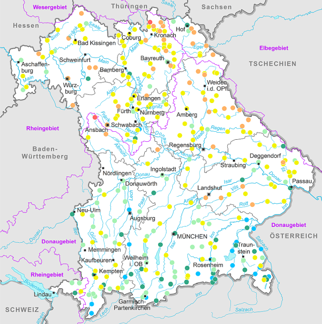 Bayernkarte mit farblicher Kennung des niedrigsten Tagesabflusses des Kalenderjahres 2020 in [%] des langjährigen mittleren Niedrigwasserabflusses an verschiedenen Pegeln (Rohdaten). Die nähere Erläuterung erfolgt im nachfolgenden Text.