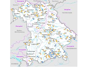 Bayernkarte mit den Wassertemperaturmessstellen an Fließgewässern und dem Jahresmittelwert 2020 in °C.