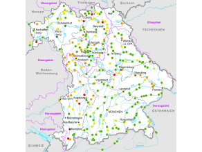 Karte Bayerns mit Flüssen, Seen und Lage der Pegel. Die Punkt-Markierung ist unterschiedlich eingefärbt und zeigt, welche Meldestufe beim Hochwasser Anfang Februar maximal erreicht wurde. Man sieht, das fast über ganz Bayern verteilt Pegel in den Farben Gelb (Meldestufe 1) und Orange (Meldestufe 2) gekennzeichnet sind, Punkte in der Farbe Rot für die Meldestufe 3 treten im Gebiet des Oberen Main, kleineren Zuflüssen zum unteren Main, Iller, Schmutter und an einem Pegel an der Donau auf.