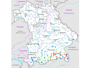Auf der Bayern-Karte sind die Pegel farbig markiert, die beim Hochwasser Anfang August Abflüsse mit hohen Jährlichkeits-Werten hatten. Man sieht, dass höhere Jährlichkeiten nur im Süd-Osten Bayerns vorkommen. Hier sind auch elf Pegel-Punkte in dunkelorange und rot markiert, was für ein 50- bis 100-jährliches Hochwasser bzw. für ein über 100-jährliches Hochwasser steht.