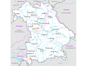 Bayernkarte mit Markierung der Wassertemperaturmessstellen an Seen und dem Jahresmittelwert 2020 in °C.