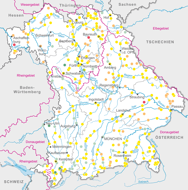 Bayernkarte mit farblicher Kennung der mittleren Abflüsse für 2021 in [%] des langjährigen mittleren Abflusses an verschiedenen Pegeln (Rohdaten). Die nähere Erläuterung erfolgt im nachfolgenden Text.