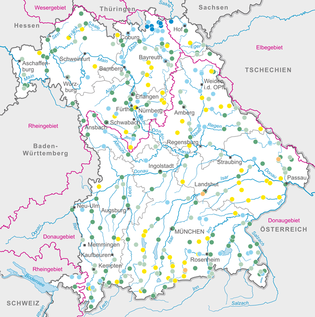 Bayernkarte mit farblicher Kennung des niedrigsten Tagesabflusses des Kalenderjahres 2021 in [%] des langjährigen mittleren Niedrigwasserabflusses an verschiedenen Pegeln (Rohdaten). Die nähere Erläuterung erfolgt im nachfolgenden Text.
