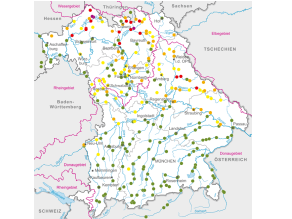 Karte mit dem Ausschnitt Bayerns, den Flüssen und den Punkten der Pegel-Messstellen, dargestellt in unterschiedlichen Farbmarkierungen. Fast im gesamten Bereich südlich der Donau sind grüne Punkte zu sehen, die signalisieren, dass es hier keine Überschwemmungen gab. An der Donau und dem Gebiet nördlich der Donau zeigen viele gelbe und orangefarbige Punkte Überschwemmungen der Meldestufe 1 und 2, im Norden und Nord-Osten Bayerns sind mit roten und lilafarbigen Punkten Überschwemmungen der Meldestufe 3 und 4 dargestellt.