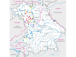Karte mit dem Ausschnitt Bayerns, den Flüssen und den Punkten der Pegel-Messstellen, dargestellt in unterschiedlichen Farbmarkierungen. Die roten Markierungen, die die extrem hohen Abflusswerte mit den Jährlichkeiten von über 100 Jahren zeigen, sind vor allem im nordwestlichen Gebiet Bayerns bei den westlichen Zuflüssen zur Regnitz zu sehen.