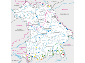 Karte mit dem Ausschnitt Bayerns, den Flüssen und den Punkten der Pegel-Messstellen, dargestellt in unterschiedlichen Farbmarkierungen. Im Süden Bayerns sind viele hellgrüne bis orangene Markierungen zu sehen, die für 5 bis 10-jährliche bis hin zu 50 bis 100-jährliche Abflusswerte stehen. Außerdem zeigen drei rote Punkte, dass hier über 100-jährliche Abflüsse gemessen wurden. Auch in den östlichen Mittelgebirgen sind zwei Pegel rot gekennzeichnet.