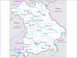 Bayernkarte mit Markierung der Wassertemperaturmessstellen an Seen und dem Jahresmittelwert 2021 in °C.