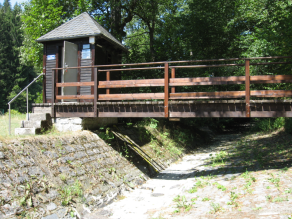 Vollständig abflussloser Pegel in einem kleinen Einzugsgebiet im Frankenwald Ende Juli.