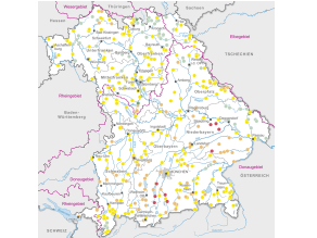 Bayernkarte mit farblicher Kennung der mittleren Abflüsse für 2022 in Prozent des langjährigen mittleren Abflusses an verschiedenen Pegeln (Rohdaten). Die nähere Erläuterung erfolgt im nachfolgenden Text.