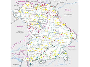 Bayernkarte mit farblicher Kennung des niedrigsten Tagesabflusses des Kalenderjahres 2022 in Prozent des langjährigen mittleren Niedrigwasserabflusses an verschiedenen Pegeln (Rohdaten). Die nähere Erläuterung erfolgt im nachfolgenden Text.