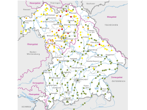 Karte mit dem Ausschnitt Bayerns, den Flüssen und den Punkten der Pegel-Messstellen, dargestellt in unterschiedlichen Farbmarkierungen. Im nördlichen Teil, also im Gebiet des Mains und der nördlichen Zuflüsse zur Donau, sind fast überall die Punkte in den Farben Gelb und Orange dargestellt, was den Meldestufen 1 und 2 entspricht, vereinzelt auch in Rot, was Meldestufe 3 anzeigt. Lilafarbene Punkte, die Meldestufe 4 anzeigen sind nicht vorhanden. Der Bereich südlich der Donau zeigt fast nur grüne Punkte: Hier traten beim Hochwasser im Januar keine Überschwemmungen auf.